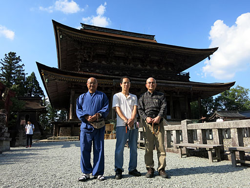 金峯山寺蔵王堂前にて