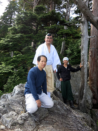 若い山先達に見守られて