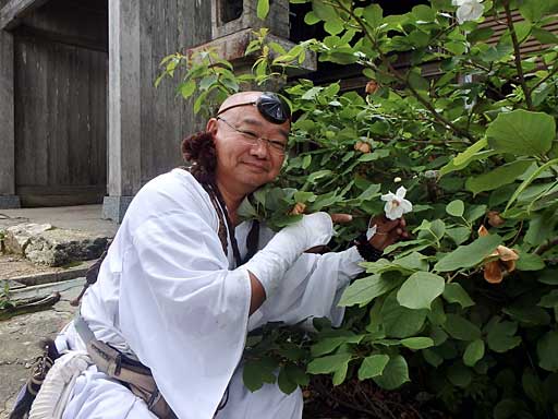 大峰山頂で花を愛でる
