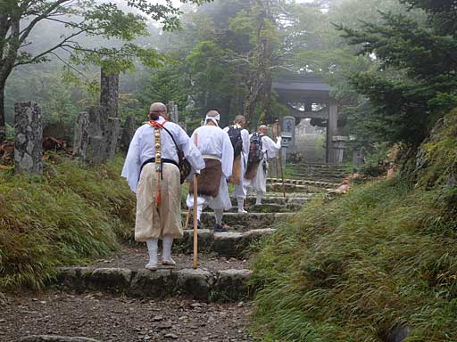 大峰山寺へ