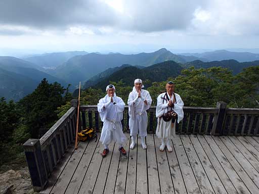鐘掛け岩の行場前